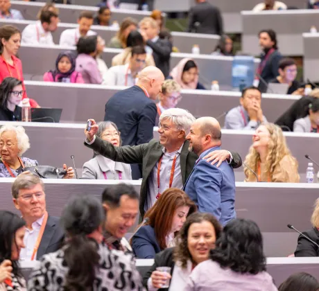 Participants of a congress take a selfie together in the plenary